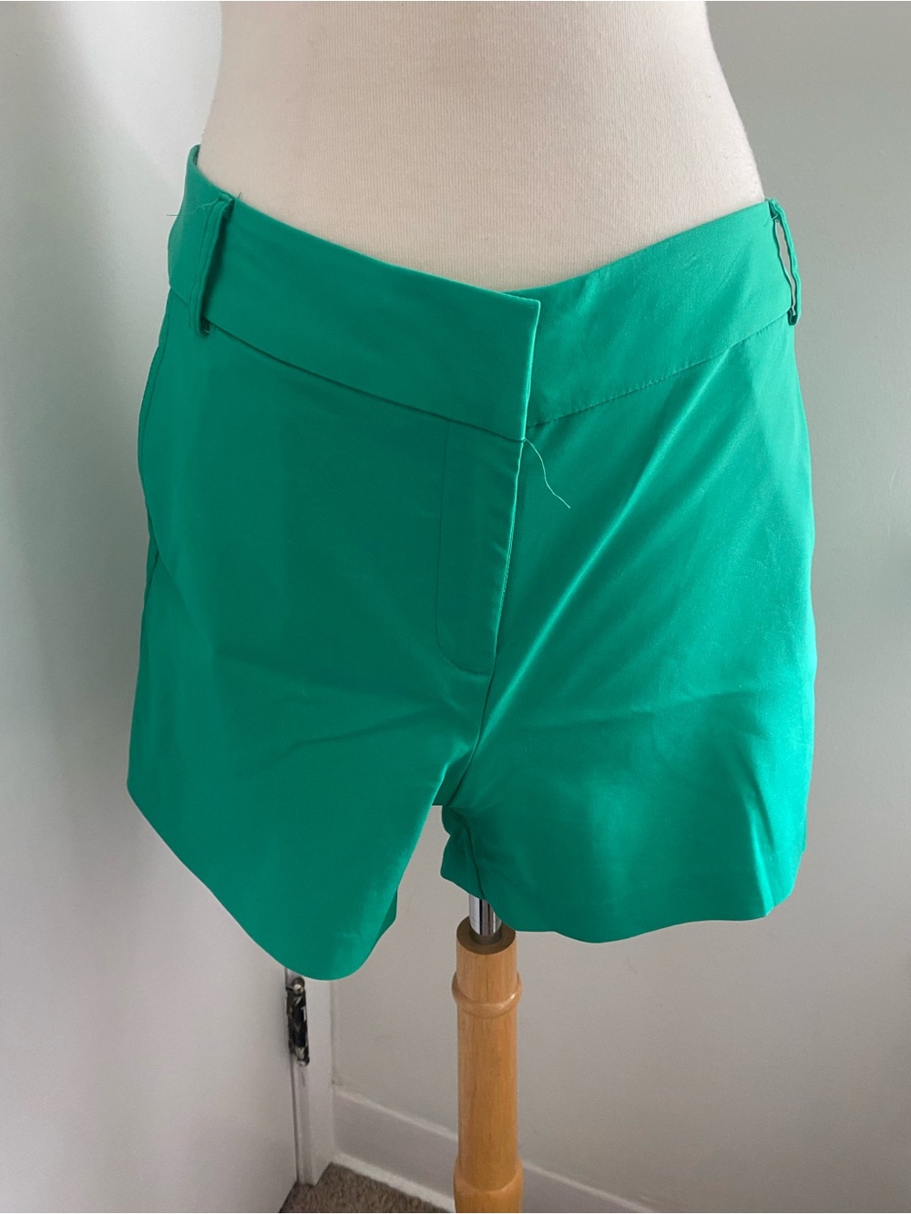 GIBSON LATIMER Women’s Green Tailored Shorts - Size 10 - EUC - Picture 2 of 5